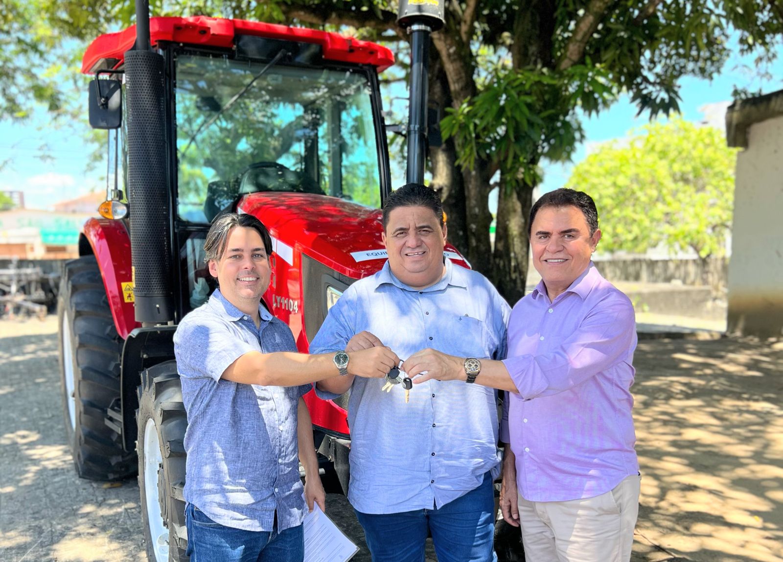 Deputado Wilson Santiago Entrega Retroescavadeiras E Trator Para Santa Helena, Diamante E Caraúbas
