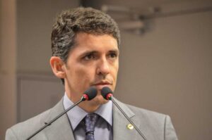 Tovar defende redução da carga tributária sobre combustíveis e medidas para motoristas e motoboys