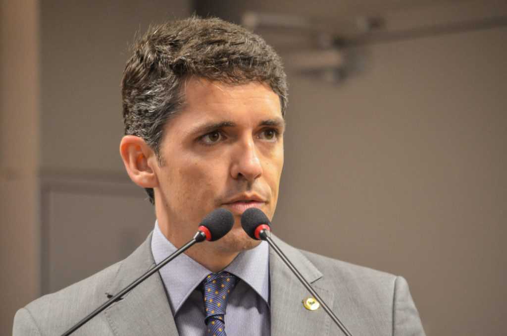 Tovar defende redução da carga tributária sobre combustíveis e medidas para motoristas e motoboys