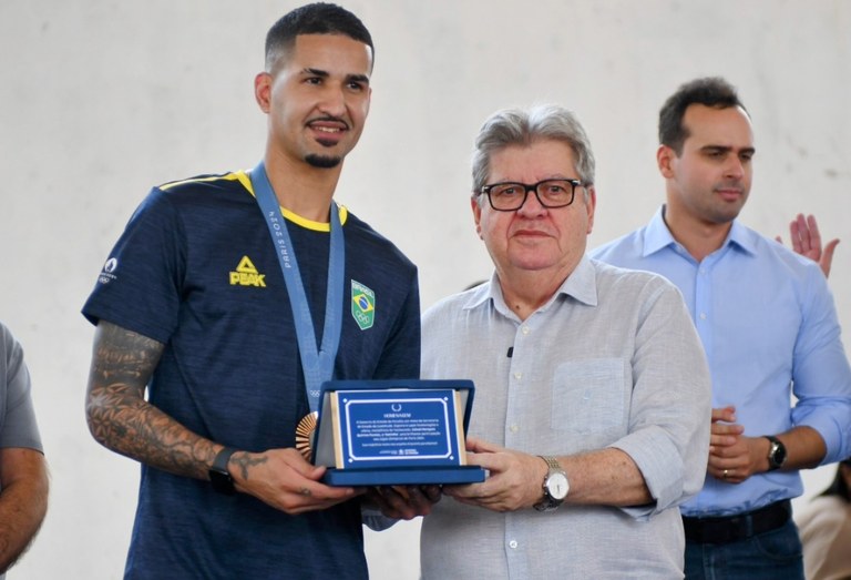 João Azevêdo recebe medalhista olímpico Netinho e destaques investimentos do Governo da Paraíba no esporte