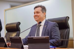 Deputado Júnior Araújo concede Medalha Epitácio Pessoa ao Padre George Batista por sua atuação social e evangelizadora nesta terça-feira (18)