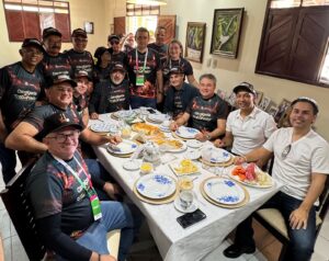 COMEÇOU A CAMPANHA: De cavalo e de foguete: Prefeito de Mogeiro recebe Efraim e Cícero durante evento