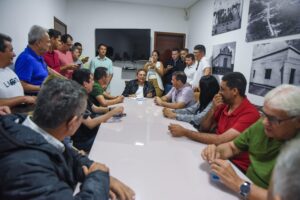 Adriano se reúne com prefeitos do Vale do Mamanguape e encaminha pleitos com o governo para região