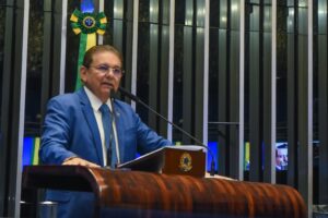 Adriano cobra justiça orçamentária ao Nordeste durante homenagem a Epitácio Pessoa no Senado