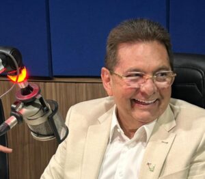Adriano se mantém na disputa para 2026, mas reconhece que Hugo Motta une base do governo