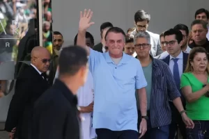 Bolsonaro recebe alta e deixa hospital três semanas após cirurgia