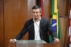 Vereador Carlão sofre atentado na CMJP e imobiliza homem com faca dentro do gabinete na CMJP