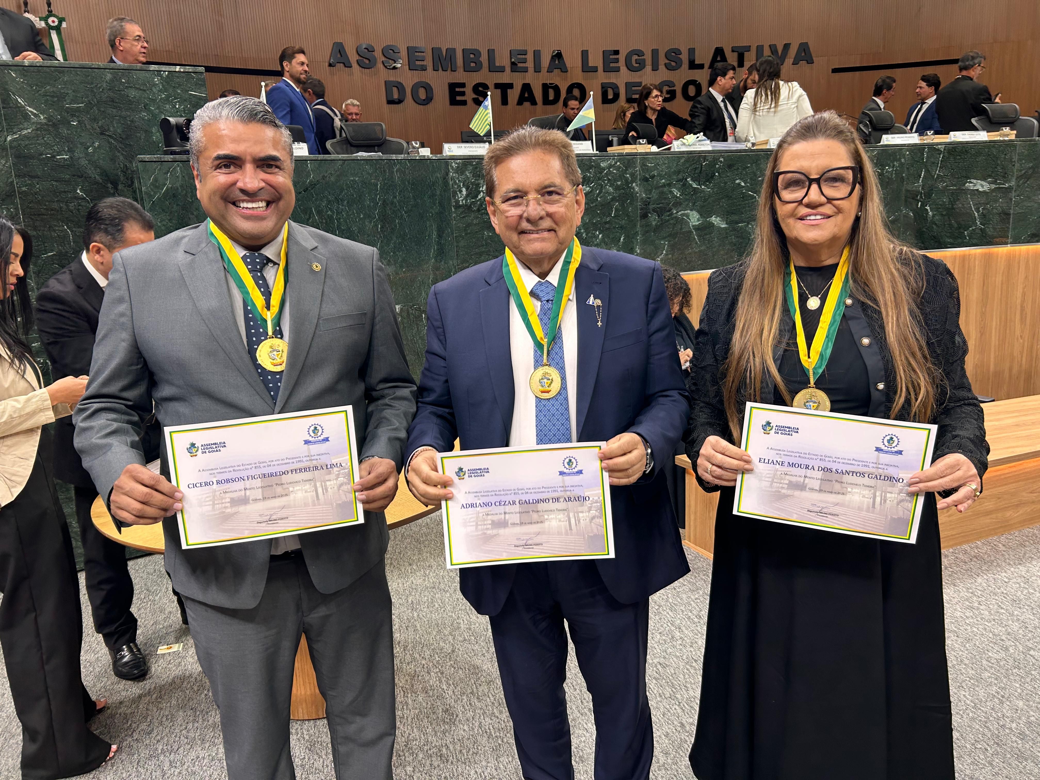Deputados Adriano Galdino e Cicinho Lima recebem honraria na Assembleia Legislativa de Goiás