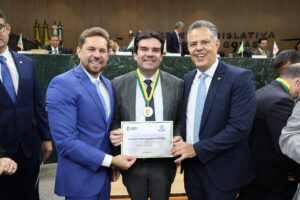 RECONHECIMENTO: Eduardo Carneiro recebe a maior honraria da Assembleia Legislativa de Goiás