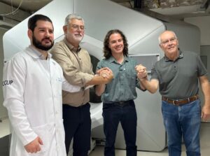 Hospital da FAP apresenta novo Acelerador Linear adquirido com emendas de R$ 8 milhões de Veneziano e Nilda Gondim: “um dia histórico”