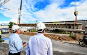 João Azevêdo acompanha içamento das vigas do viaduto do Bairro das Indústrias e destaca importância da obra para mobilidade urbana de João Pessoa