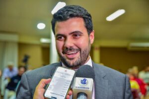 Lei de Wilson Filho garante assistência às mães solo na Paraíba