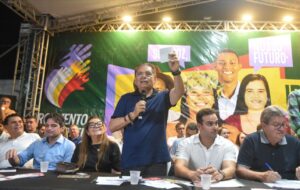 Adriano e João Azevêdo recebem prefeitos e lideranças em Pocinhos para discutir obras e ações do Orçamento Democrático Estadual