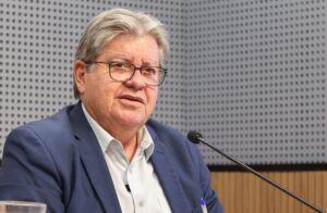 João Azevêdo entrega 96 unidades habitacionais e certifica concluintes do Programa de Residência Médica