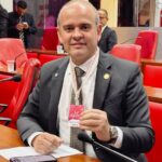 Wamberto Ulysses apresenta projeto que cria o Cordão Tulipa Vermelha para identificação de pessoas com Parkinson em João Pessoa