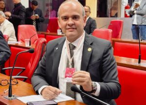 Wamberto Ulysses apresenta projeto que cria o Cordão Tulipa Vermelha para identificação de pessoas com Parkinson em João Pessoa