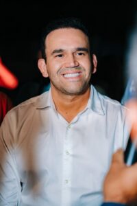 Mesmo após mudança de aliança, Doutor Jhony mantém base política em 112 municípios e amplia apoios