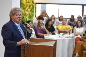 João Azevêdo prestigia lançamento da Revista Painel Empresarial