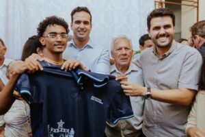 Vice-governador entrega fardamentos, kits escolares e inaugura sala do Amanhã Digital no Alto Sertão