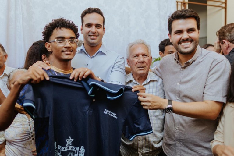 Vice-governador entrega fardamentos, kits escolares e inaugura sala do Amanhã Digital no Alto Sertão