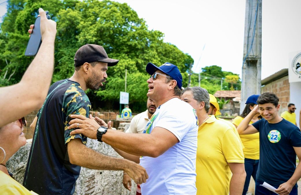 Walber Virgolino realiza passeata no Renascer e destaca sentimento de mudança em Cabedelo