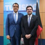 Durante agenda em Brasília, Eduardo Carneiro discute liberação de recursos e interiorização do turismo com o ministro Gustavo Feliciano