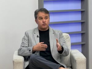 Disputa entre chapas de Cícero e Lucas por apoio de Lula favorece projeto da direita, prevê Efraim Filho