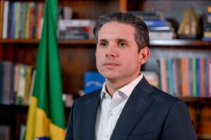 Hugo Motta cria comissão para analisar PEC que reduz maioridade penal