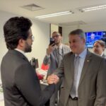 Ranking dos Políticos: “Cercado de prefeitos, Efraim recebe notícia do título de ‘Melhor senador da atual Legislatura no Congresso Nacional’ ”