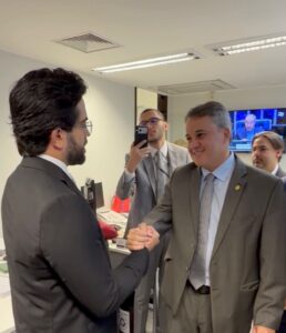 Ranking dos Políticos: “Cercado de prefeitos, Efraim recebe notícia do título de ‘Melhor senador da atual Legislatura no Congresso Nacional’ ”