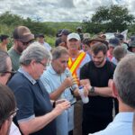 João e Lucas Ribeiro intervém em protesto de estrada no sertão da PB, negociam e liberam rodovia