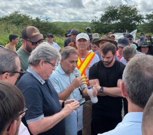 João e Lucas Ribeiro intervém em protesto de estrada no sertão da PB, negociam e liberam rodovia