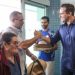 Governador Lucas Ribeiro recepciona passageiros de voo inaugural Brasília-Campina Grande e destaca impacto econômico