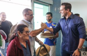 Governador Lucas Ribeiro recepciona passageiros de voo inaugural Brasília-Campina Grande e destaca impacto econômico