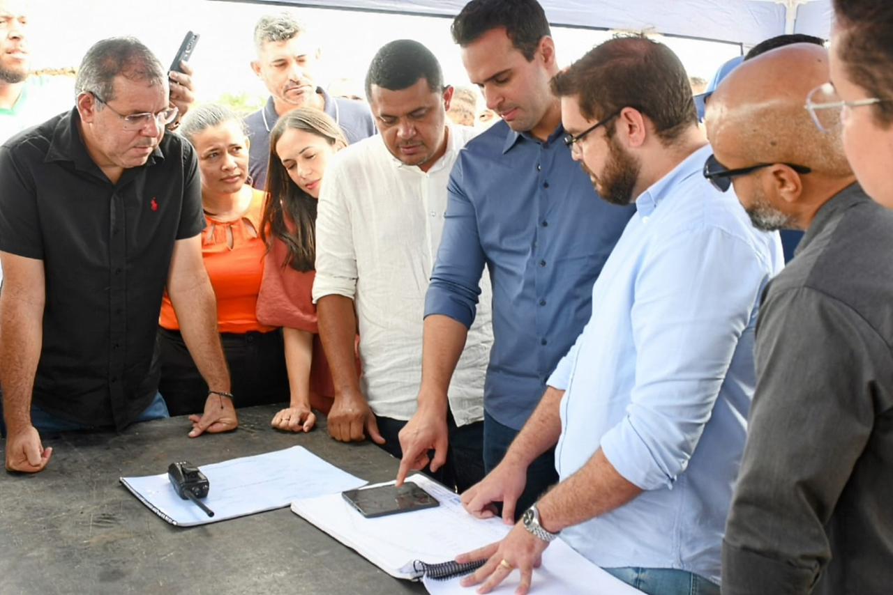 Governador Lucas Ribeiro visita obras e afirma que novas estradas vão tornar o Cariri mais forte, desenvolvido e integrado