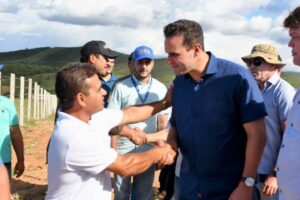 Governador Lucas Ribeiro destaca avanço de obras e investimentos em Santana de Mangueira e Curral Velho
