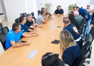 Em reunião de emergência com secretarias, Leo Bezerra determina ações preventivas de força-tarefa e no auxílio aos atingidos pelas chuvas