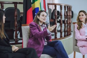 Primeira-dama participa de debate sobre equidade de gênero e liderança feminina no judiciário paraibano, em Bananeiras