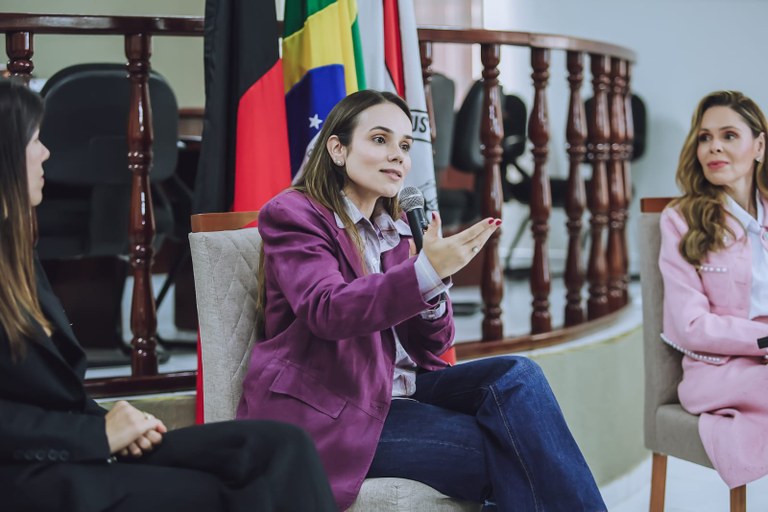 Primeira-dama participa de debate sobre equidade de gênero e liderança feminina no judiciário paraibano, em Bananeiras