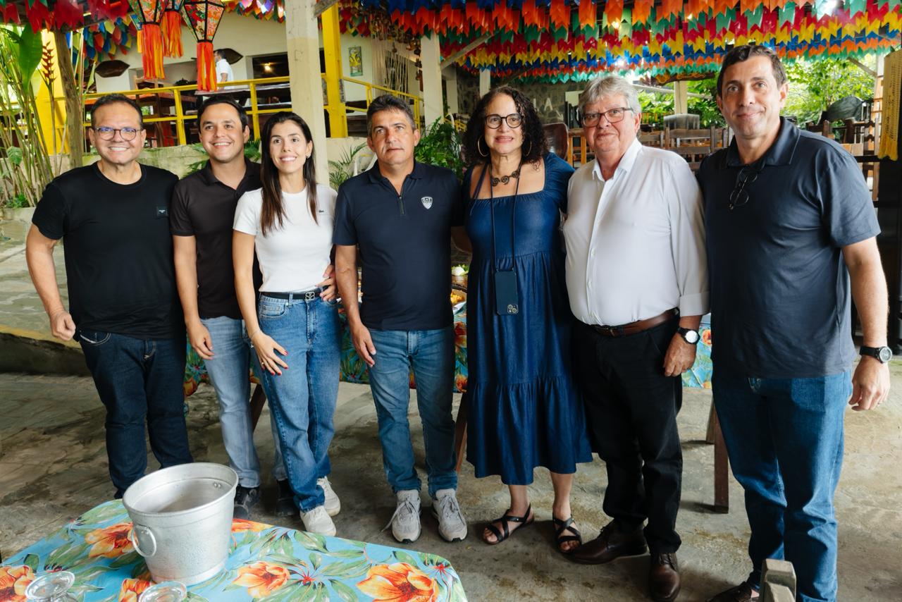 João Azevêdo é recebido pelo prefeito e lideranças e tem encontro com ministra Luciana Santos em Alagoa Nova