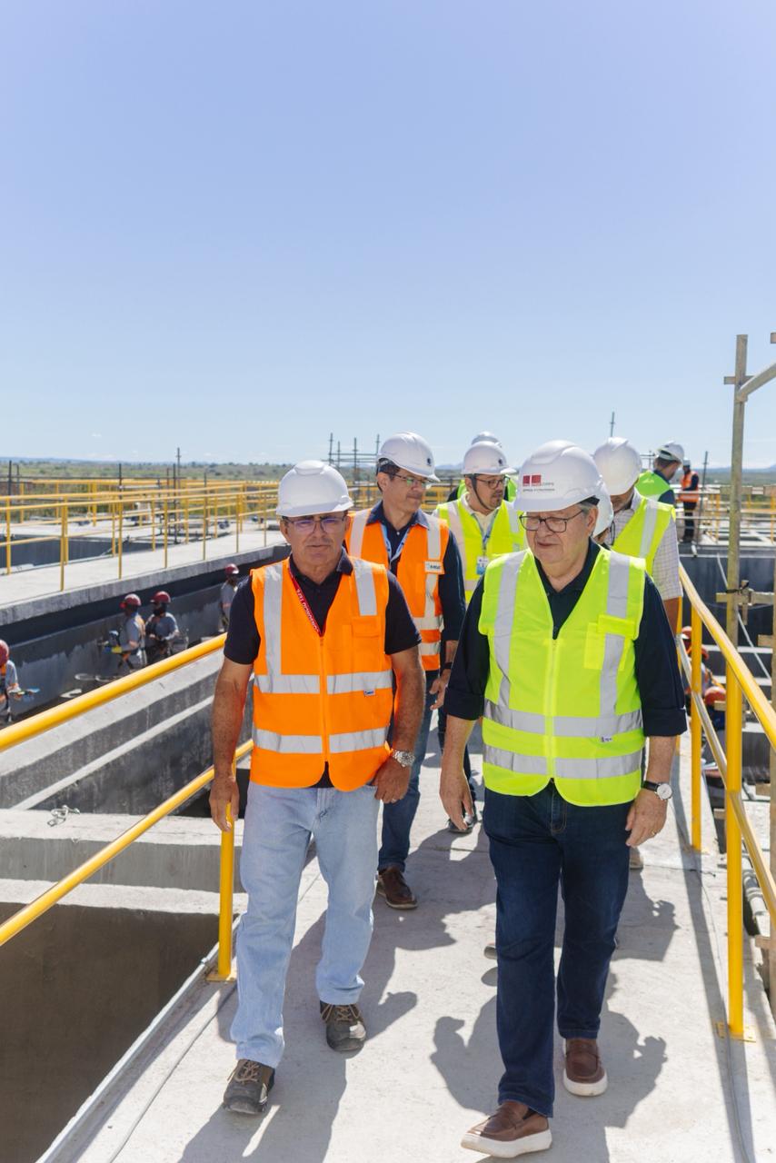João Azevêdo visita obras da adutora do Cariri e destaca importância do investimento para a garantia da segurança hídrica da região