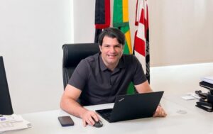 Leo Bezerra anuncia antecipação dos salários de junho e paga folha na segunda-feira para todos os servidores