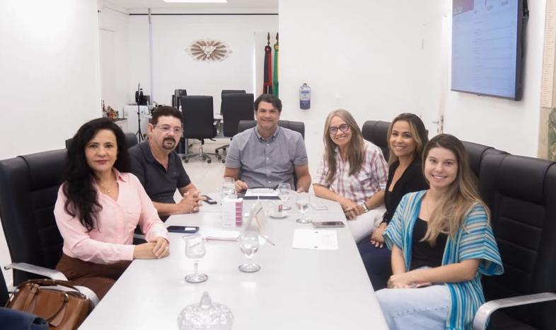 Leo Bezerra anuncia convocação de 97 aprovados no concurso da Educação e chega à marca de 500 novos profissionais