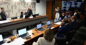 Com atuação do CFM, Senado aprova valor de R$ 13.662 para médicos; projeto segue agora para Câmara