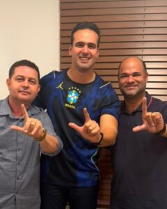Prefeito de Sobrado, Léo Martins, deixa grupo de Cícero e declara apoio a Lucas Ribeiro para governador da Paraíba