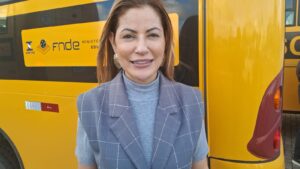 Deputada Danielle do Vale destaca importância da entrega de ônibus escolares pelo Governo do Estado