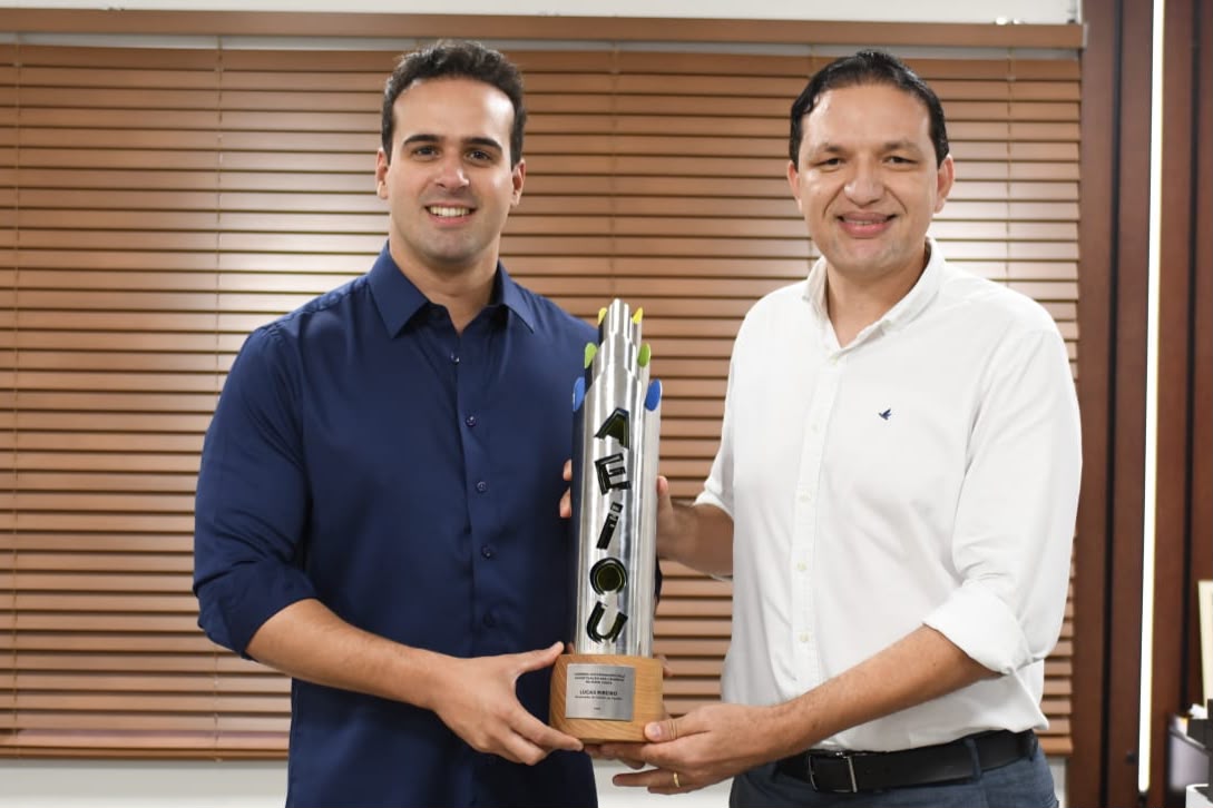 Governador recebe comenda que foi concedida pelo Senado Federal em reconhecimento aos resultados positivos na educação