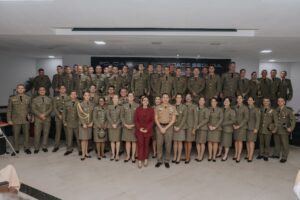 Primeira-dama Camila Mariz é homenageada durante formatura de 63 capitães da Polícia Militar da Paraíba