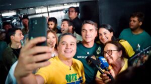 Efraim anuncia últimos detalhes para recepção a Flávio Bolsonaro em Campina nesta sexta-feira