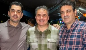 Efraim Filho recebe apoio do prefeito Tarcísio Soares durante agenda política em Caiçara